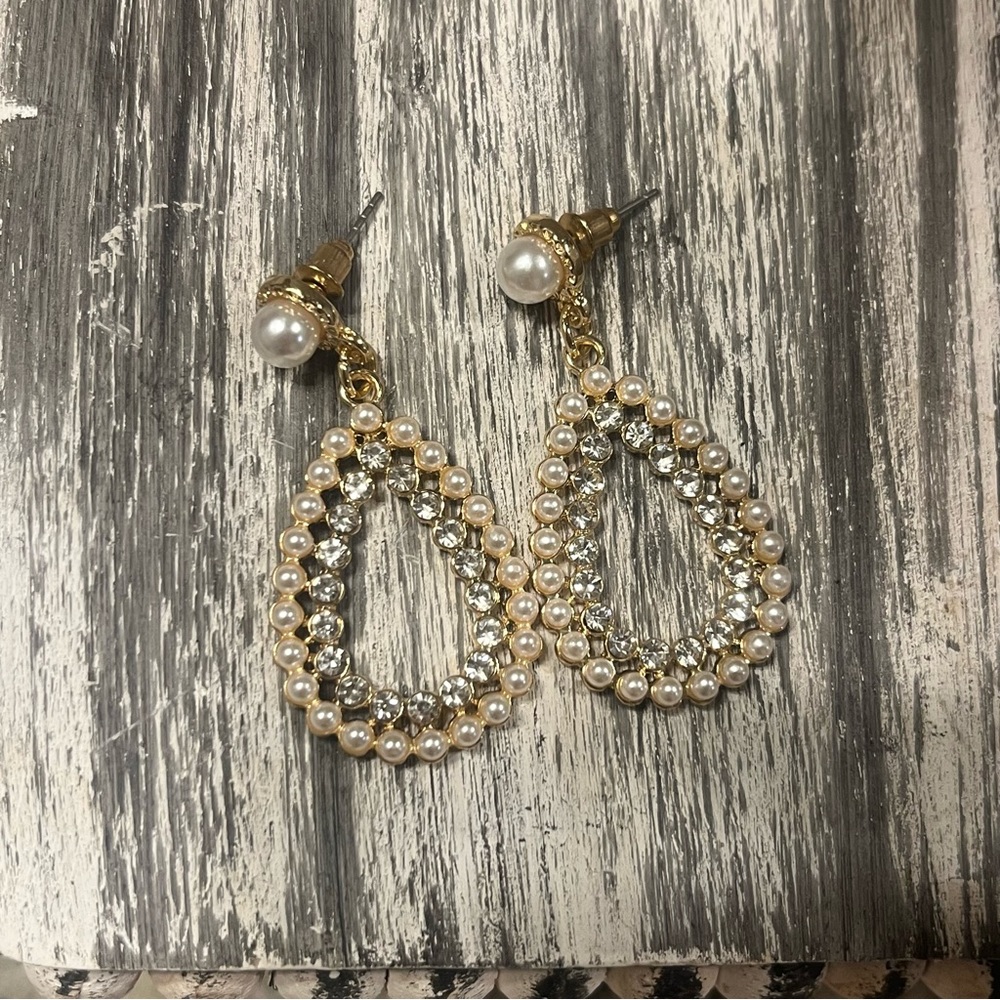 Windsor Pearl Dangly Earrings